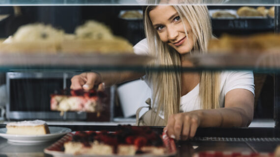 Incrementa las ventas mostrando tus alimentos de forma atractiva en una vitrina refrigerada de sobremesa