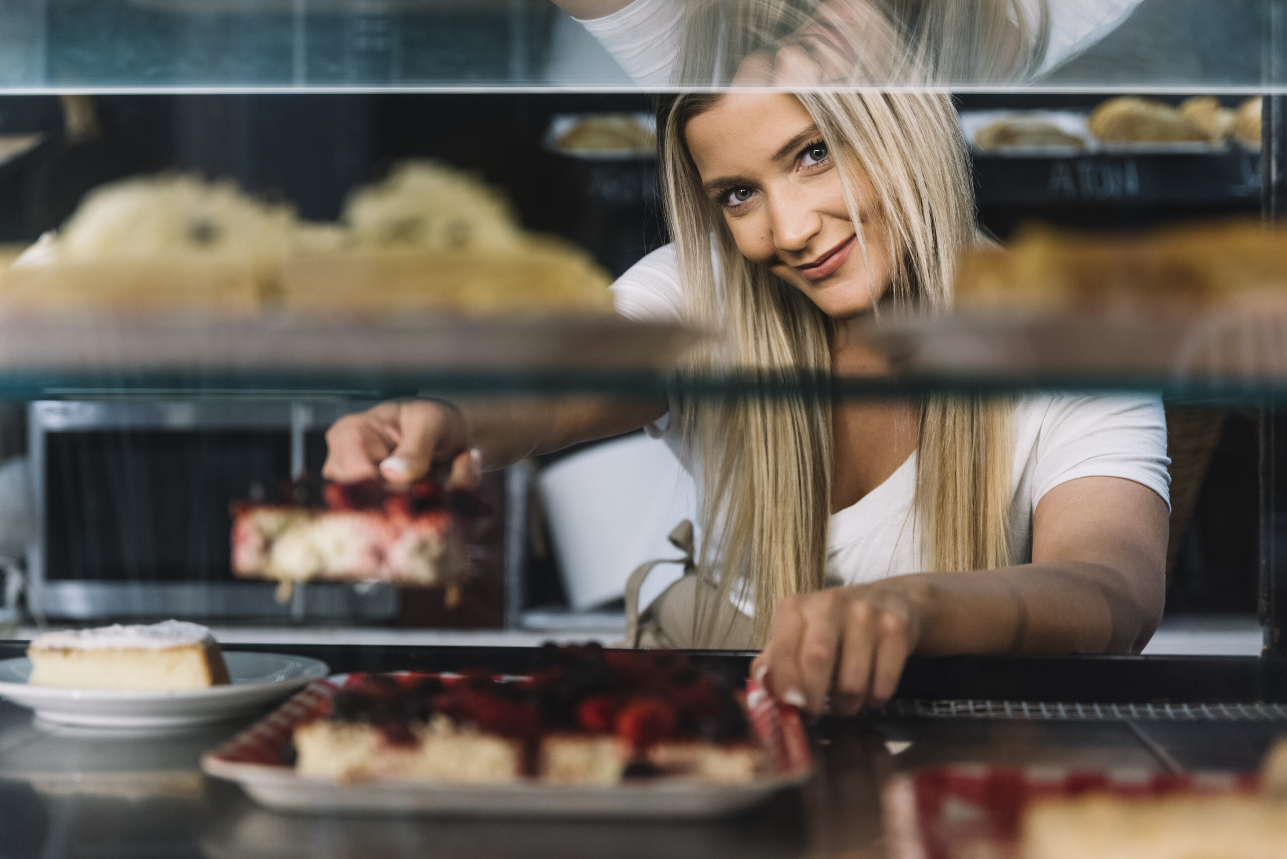 Incrementa las ventas mostrando tus alimentos de forma atractiva en una vitrina refrigerada de sobremesa